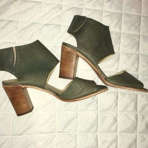 Vero Cuoio olive green chunky heel